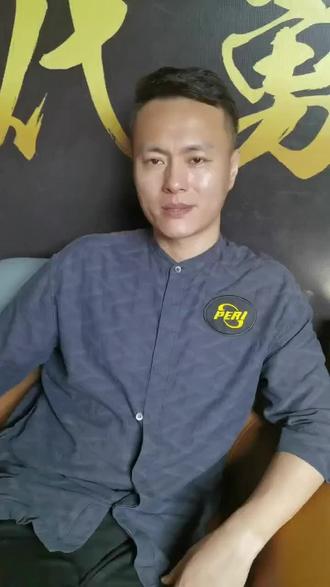 的握拳庆祝
