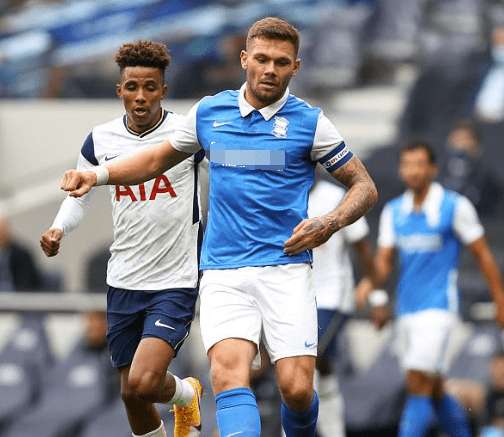 牌都拥抱更 牌都拥抱更